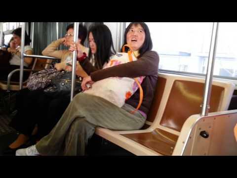 Японские хикканы пристали к рыжей в автобусе